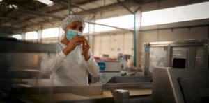 Gente Superior trabajando en la reducción de huella de carbono en la industria